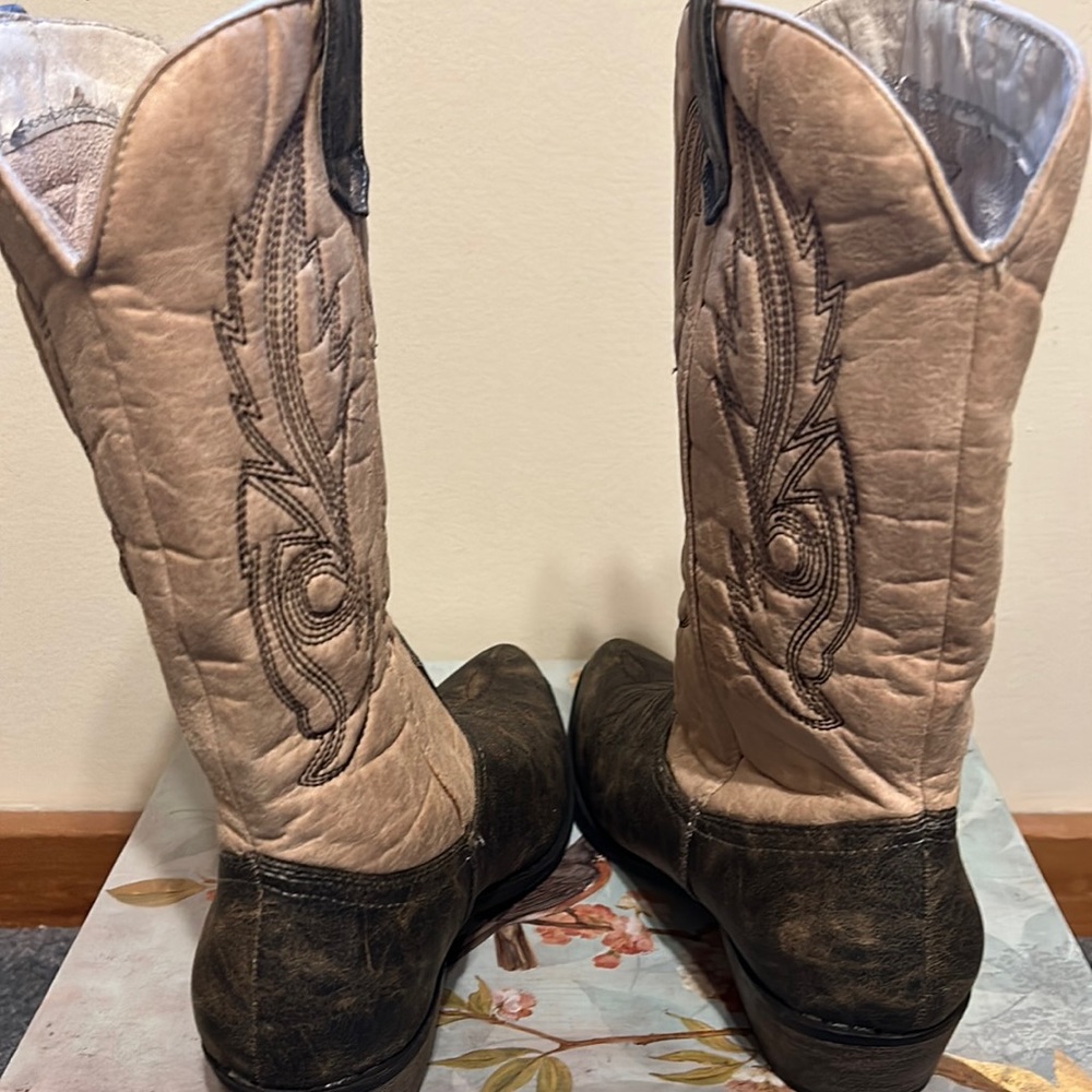BOOTS - Picture 2 of 4